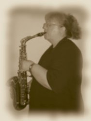 Helga mit Saxophon von links